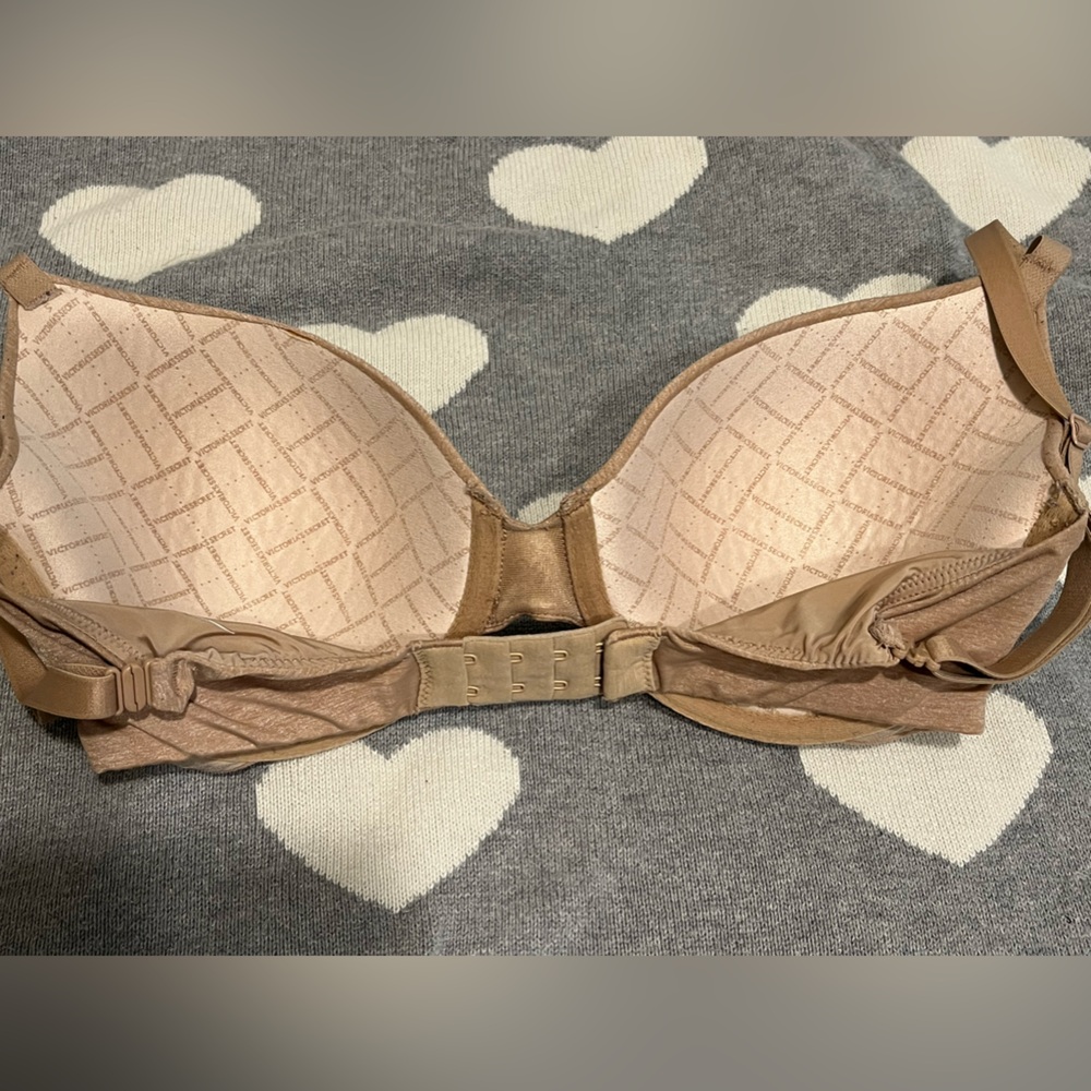 Victoria’s Secret VS 32DD Uplift Semi Demi Nude - Picture 3 of 6